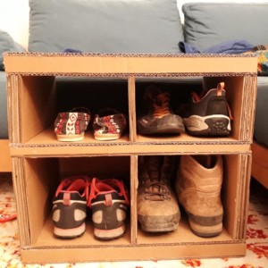 Vier paar Schuhe für uns und gleichzeitig ein Hocker zum Sitzen.