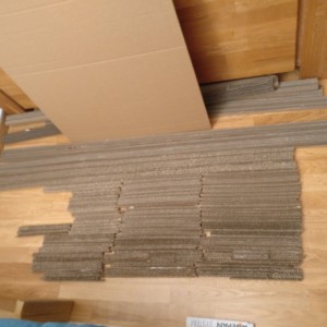 Viele kleine Teile werden vorbereitet bevor es geklebt wird.