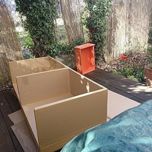 Draußen im Garten wird lackiert und alles wasserfest gemacht.